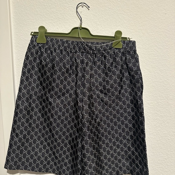 Authentic NWT Gucci Black and White Logo Patterned Shorts - Picture 2 of 5